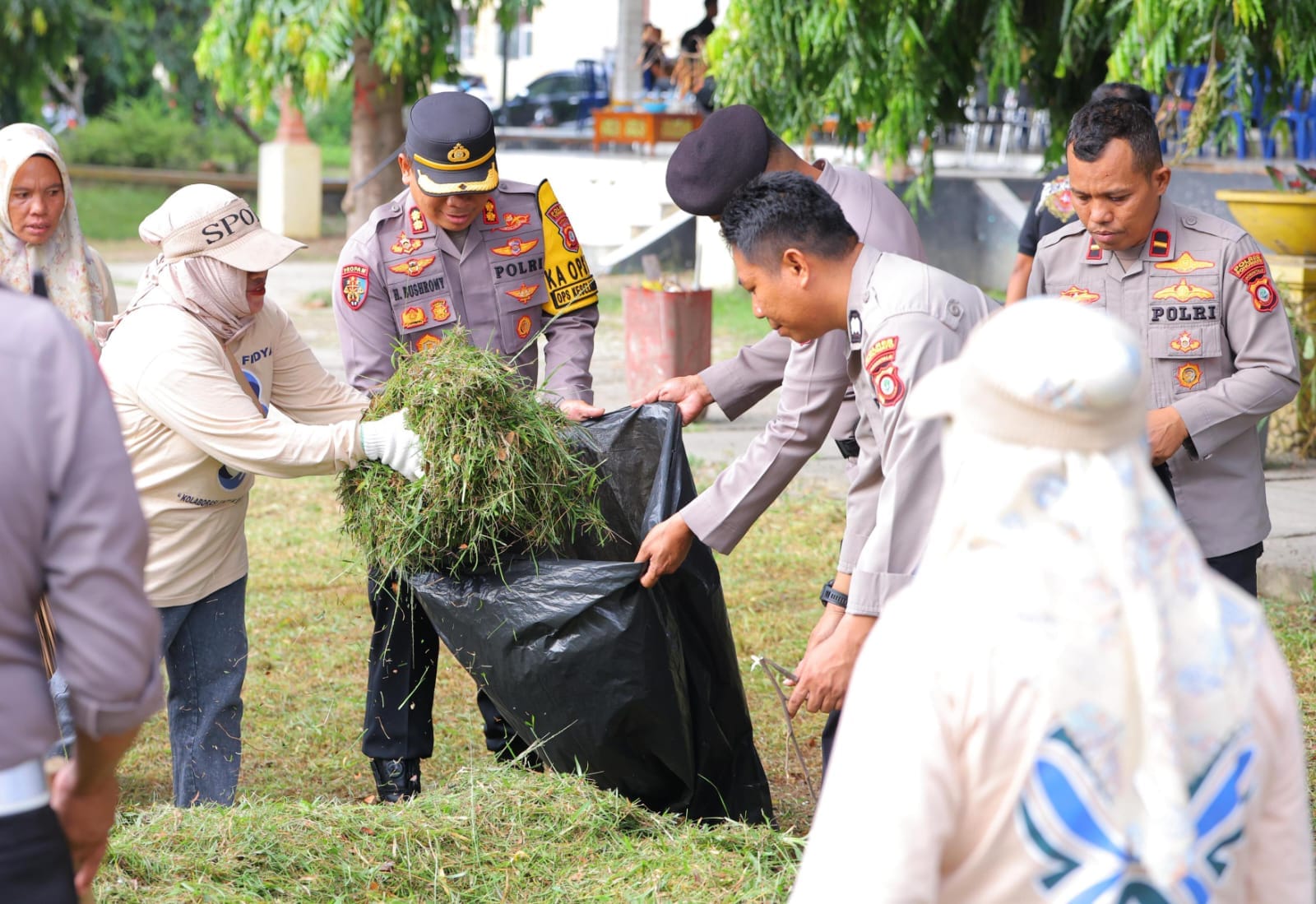 Dukung Gerakan Indonesia ASRI, Kapolres Pohuwato Korve Bersama di Marisa 1 Dukung Gerakan Indonesia ASRI, Kapolres Pohuwato Korve Bersama di Marisa. (Foto: Humas Polres Pohuwato)