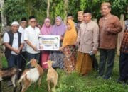 Bupati Gorontalo Utara Salurkan Bantuan Ternak Program G2-10 Plus pada Safari Ramadhan Atinggola