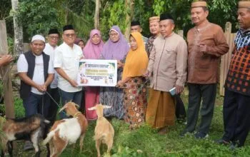 Bupati Gorontalo Utara Salurkan Bantuan Ternak Program G2-10 Plus pada Safari Ramadhan Atinggola 7 Bupati Gorontalo Utara Salurkan Bantuan Ternak Program G2-10 Plus pada Safari Ramadhan Atinggola. (Foto: Humas Pemda Gorut)