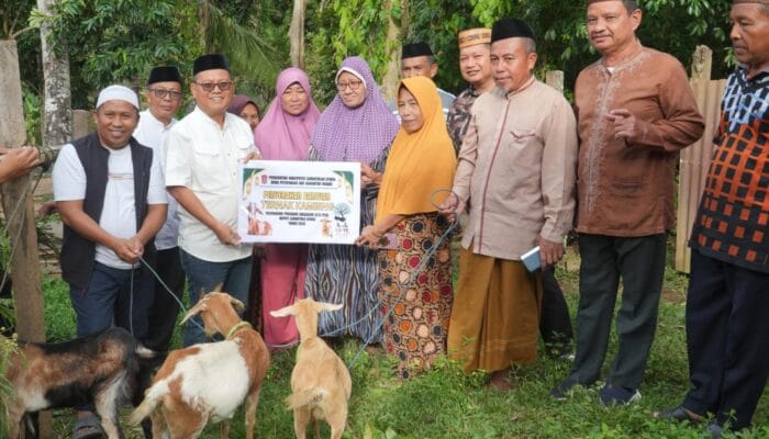 Bupati Gorontalo Utara Salurkan Bantuan Ternak Program G2-10 Plus pada Safari Ramadhan Atinggola