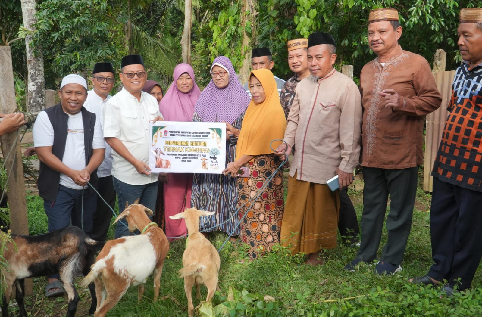 Bupati Gorontalo Utara Salurkan Bantuan Ternak Program G2-10 Plus pada Safari Ramadhan Atinggola 1 Bupati Gorontalo Utara Salurkan Bantuan Ternak Program G2-10 Plus pada Safari Ramadhan Atinggola. (Foto: Humas Pemda Gorut)