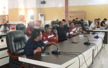 Arsad Tuna saat memaparkarkan kronologi aduan pada RDP di ruang sidang DPRD Gorut. (Foto: Febri/GoTimes.id)