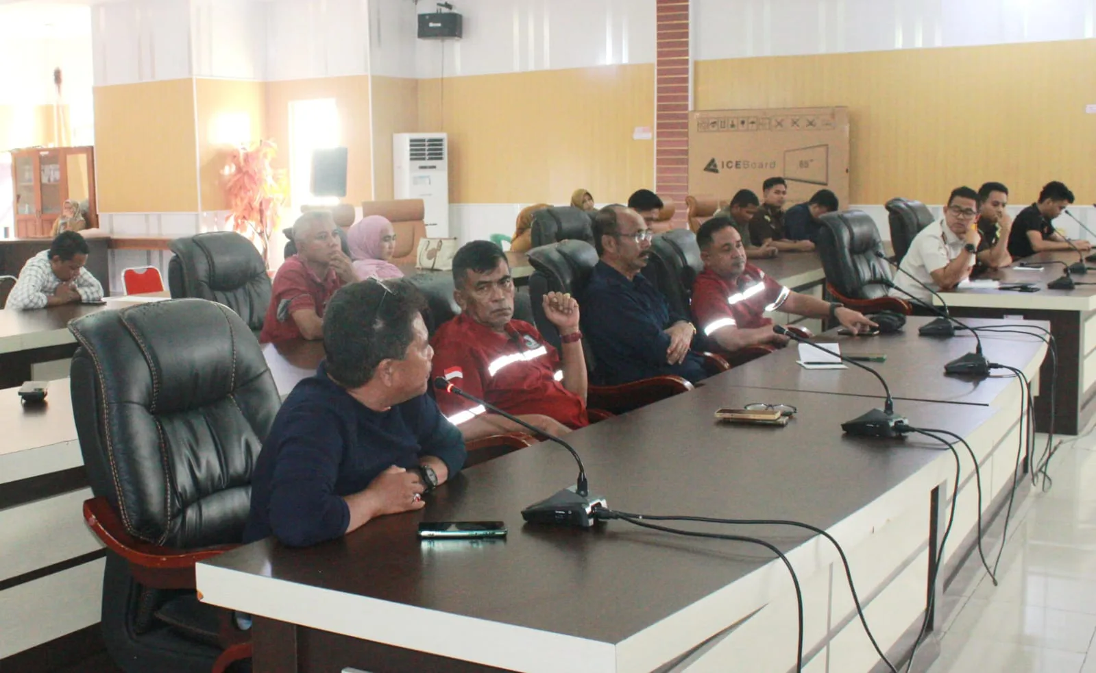 RDP DPRD Gorut Bongkar WNA Bervisa Turis Bekerja di PT GPL 1 Arsad Tuna saat memaparkarkan kronologi aduan pada RDP di ruang sidang DPRD Gorut. (Foto: Febri/GoTimes.id)