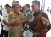Direktur PT Pelangi Sulut, Ferdinand M. Mangumbahang saat menerima Zero Accident Award, yang diserahkan langsung oleh Gubernur Sulawesi Utara (Sulut), Mayjen TNI (Purn) Yulius Selvanus, Rabu (25/02/2026). (Foto : Dokumen)