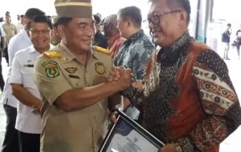 Direktur PT Pelangi Sulut, Ferdinand M. Mangumbahang saat menerima Zero Accident Award, yang diserahkan langsung oleh Gubernur Sulawesi Utara (Sulut), Mayjen TNI (Purn) Yulius Selvanus, Rabu (25/02/2026). (Foto : Dokumen)