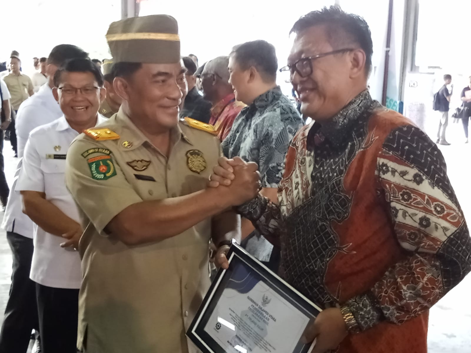 Direktur PT Pelangi Sulut, Ferdinand M. Mangumbahang saat menerima Zero Accident Award, yang diserahkan langsung oleh Gubernur Sulawesi Utara (Sulut), Mayjen TNI (Purn) Yulius Selvanus, Rabu (25/02/2026). (Foto : Dokumen)