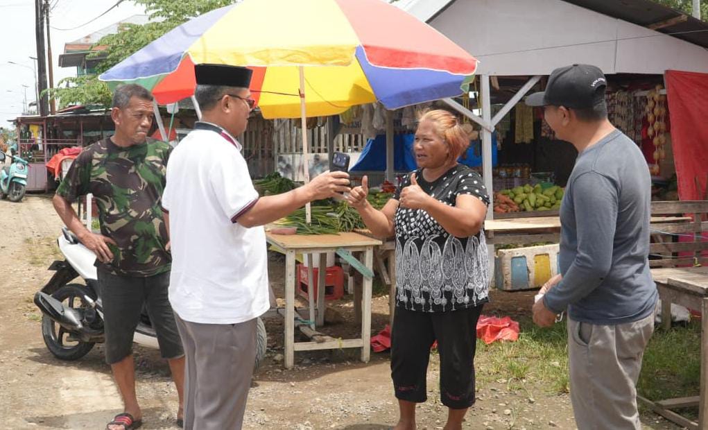 Bupati Gorontalo Utara, Thariq Modanggu saat mengunjungi pasar jajan moluo, Minggu (1/3). (Foto: Humas Pemda Gorut)