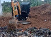 Proses pembersihan tumpukan sampah di RSUD dr. Zainal Umar Sidiki. (Foto: RSUD ZUS)