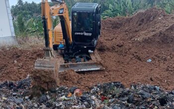 Proses pembersihan tumpukan sampah di RSUD dr. Zainal Umar Sidiki. (Foto: RSUD ZUS)
