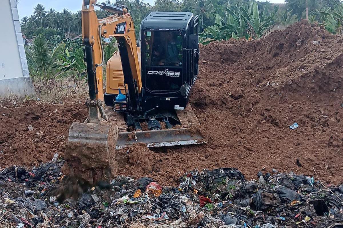 Proses pembersihan tumpukan sampah di RSUD dr. Zainal Umar Sidiki. (Foto: RSUD ZUS)