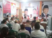 Ketua DPC GERINDRA Sangihe, Ferdinand Mangumbahang saat memimpin rapat di Sekretariat DPC, Sabtu (14/03/2026). (Foto : A.M. Budiman)