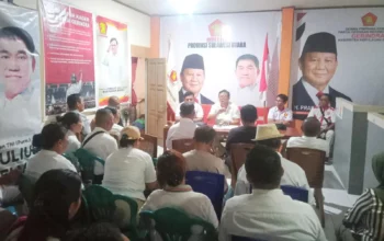 Ketua DPC GERINDRA Sangihe, Ferdinand Mangumbahang saat memimpin rapat di Sekretariat DPC, Sabtu (14/03/2026). (Foto : A.M. Budiman)