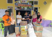 Kepala Desa Posso, Agurianto Dali, saat menyerahkan bantuan yang diterima langsung oleh Camat Biau. (Foto: Diskominfo Gorut)