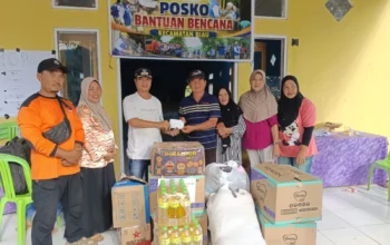 Kepala Desa Posso, Agurianto Dali, saat menyerahkan bantuan yang diterima langsung oleh Camat Biau. (Foto: Diskominfo Gorut)