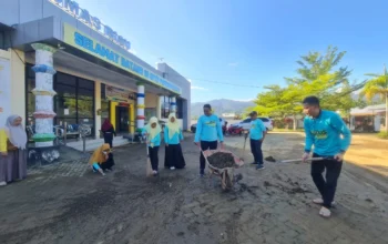 Direktur RSUD dr. Zainal Umar Sidiki, dr. Mohammad Ardiansyah bersama jajaran manajemen saat melakukan kegiatan Mopoberesi Kambungu di Kecamatan Biau. (Foto: RSUD ZUS)